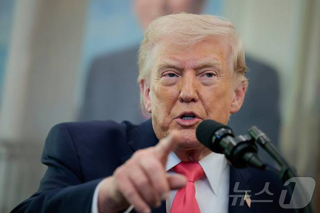 도널드 트럼프 미국 대통령이 24일(현지시간) 워싱턴DC 백악관에서 열린 마크웨인 멀린 신임 국토안보부 장관 취임선서식에서 기자들의 질문을 받고 있다. 2026.03.24. ⓒ 로이터=뉴스1