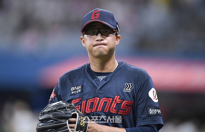 롯데 선발투수 박세웅이 23일 서울 고척스카이돔에서 열린 2025 KBO리그 키움과 경기 7회 투구 후 덕아웃으로 들어오고 있다.  고척 | 최승섭기자 thunder@sportsseoul.com