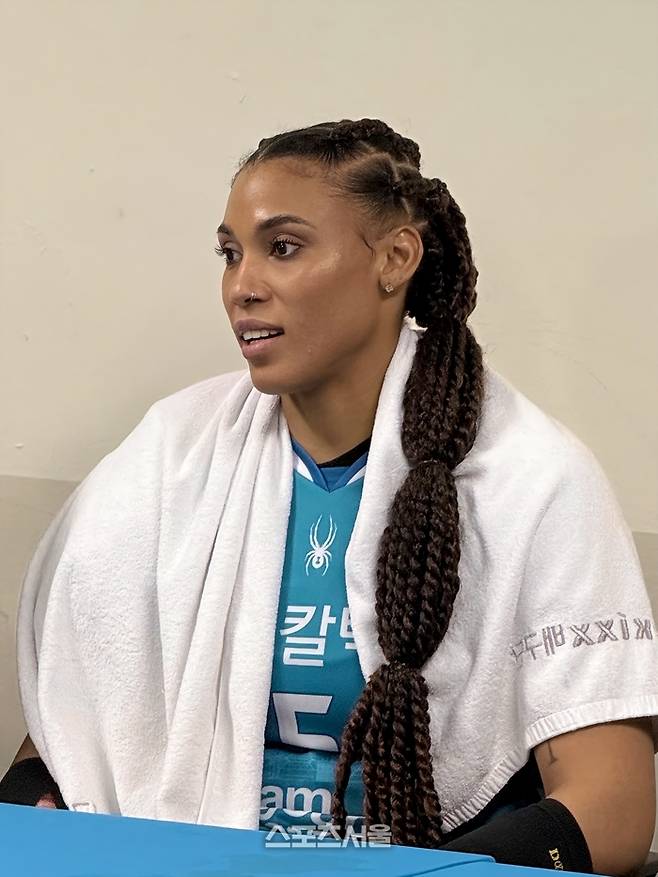 GS칼텍스 실바가 24일 장충체육관에서 열린 흥국생명과의 준플레이오프서 승리한 뒤 기자회견에 임하고 있다. 장충 | 정다워 기자