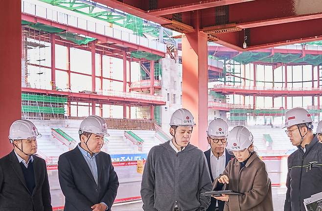 정용진 신세계그룹 회장(가운데)이 23일 인천 청라국제도시에 조성 중인 ‘스타필드 청라’ 건설 현장을 찾아 진행 상황을 점검했다. 사진 | 신세계그룹