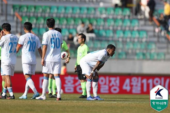 대구 선수들이 부산전 패배 후 아쉬워하고 있다. 사진 | 한국프로축구연맹