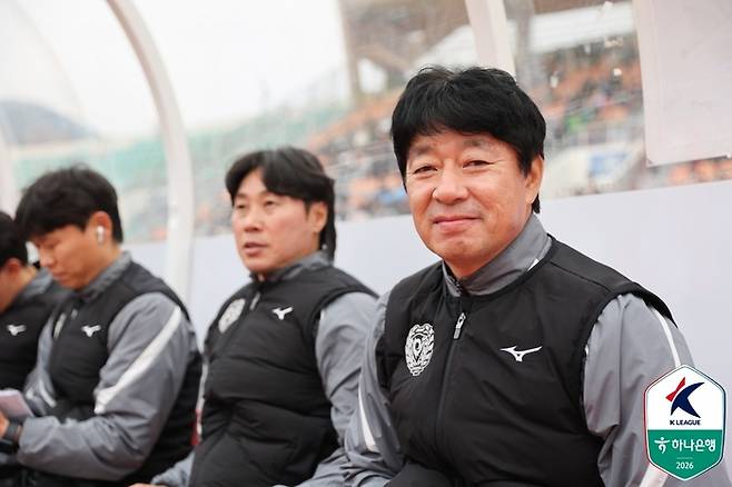김병수(오른쪽에서 첫 번째) 감독. 사진 | 한국프로축구연맹