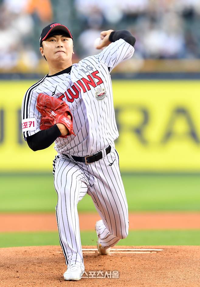 LG 김윤식이 잠실구장에서 열린 2024 KBO리그 KIA전에서 역투하고 있다. 사진 | 스포츠서울 DB