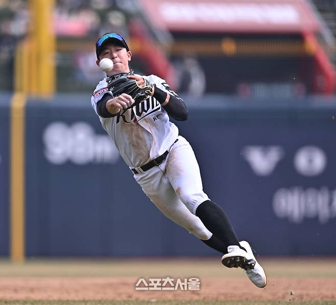KT 이강민이 16일 수원 KT위즈파크에서 열린 2026 KBO리그 시범경기 LG와 경기 3회초 상대 문성주 타구를 잡아 1루로 송구하고 있다. 수원 | 최승섭기자 thunder@sportsseoul.com