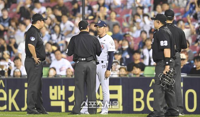 두산 조성환 감독대행이 26일 서울 잠실구장에서 열린 2025 KBO리그 삼성과 경기 6회말  오명진 외야타구 페어/파울 관련 비디오 판독이 파울로 판정되자 항의하고 있다.  2025. 8. 26. 잠실 | 최승섭기자 thunder@sportsseoul.com