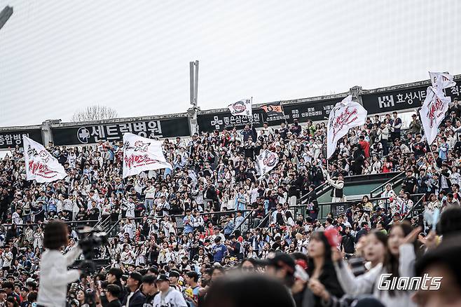 22일 사직구장에서 롯데와 한화의 2026 KBO리그 시범경기가 열린 가운데 롯데 팬들이 열띤 응원을 보내고 있다. 사진 | 롯데 자이언츠