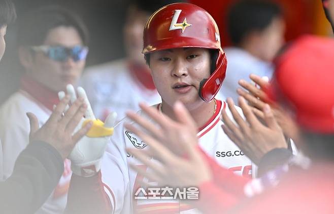 SSG 고명준이 19일 인천 SSG랜더스필드에서 열린 2026 KBO리그 시범경기 LG전 6회말 2사 좌월홈런을 날린 후 동료들과 하이파이브를 하고 있다. 문학 | 최승섭 기자 thunder@sportsseoul.com