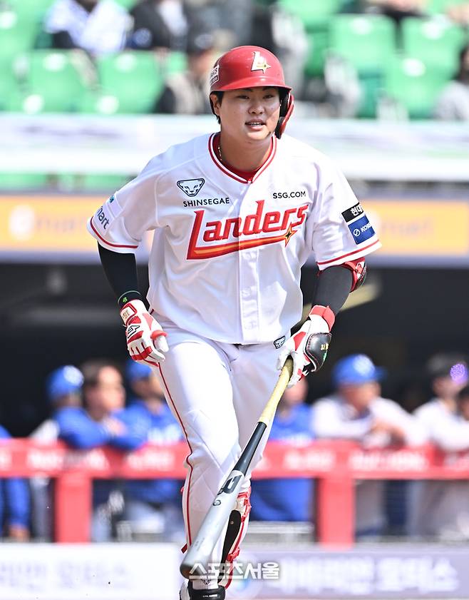 SSG 고명준이 17일 인천 SSG랜더스필드에서 열린 2026 KBO리그 시범경기 삼성전에서 타격하고 있다. 문학 | 박진업 기자 upandup@sportseoul.com