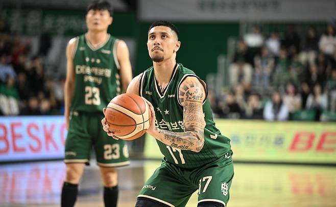 DB 알바노가 24일 원주DB프로미아레나에서 열린 2025~2026 LG전자 프로농구 6라운드 정관장전에서 자유투를 시도하고 있다. 사진 | KBL