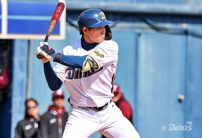 NC 신재인이 마산구장에서 열린 2026 KBO리그 시범경기 키움전에서 타격에 임하고 있다. 사진 | NC 다이노스