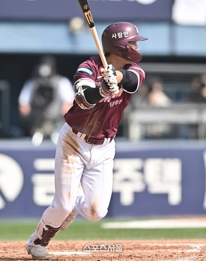 키움 박한결이 24일 서울 잠실구장에서 열린 2026 KBO리그 시범경기 LG전 5회초 2사만루 타격 후 타구를 바라보고 있다. 잠실 | 최승섭기자 thunder@sportsseoul.com