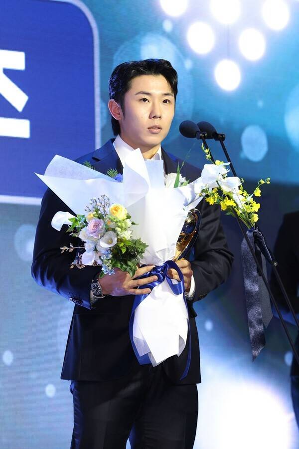 24일 서울 송파구 롯데호텔 월드에서 열린 2025 신한 SOL뱅크 KBO 시상식에서 KBO 수비상 우익수 부문 수상자로 선정된 삼성 라이온즈 외야수 김성윤. /사진=삼성 라이온즈