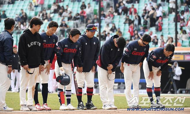 24일 인천 SSG랜더스필드에서 열린 KBO리그 시범경기 롯데와 SSG의 경기. 시범경기를 모두 마친 롯데 선수들이 팬들에게 인사를 하고 있다. 인천=송정헌 기자songs@sportschosun.com/2026.03.24/