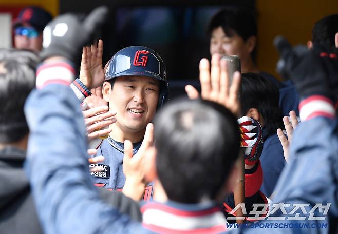 24일 인천 SSG랜더스필드에서 열린 KBO리그 시범경기 롯데와 SSG의 경기. 2회 롯데 유강남이 SSG 베니지아노를 상대로 선제 솔로홈런을 날렸다. 동료들의 축하를 받고 있는 유강남. 인천=송정헌 기자songs@sportschosun.com/2026.03.24/