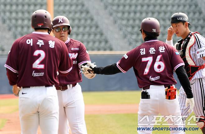 리드오프 이주형이 나가면 어떻게 해서든 홈으로 불러들인 2번 타자 안치홍.