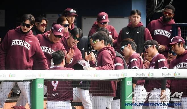 3년 연속 꼴찌 키움에 베테랑 안치홍 영입 효과는 어떤 결과로 이어질지 귀추가 주목된다.