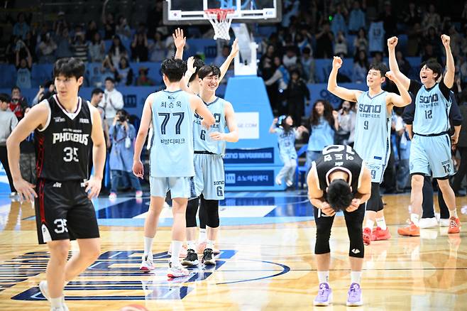 현대모비스와의 연장 혈투 뒤 승리에 환호하는 소노 선수들. 사진제공=KBL