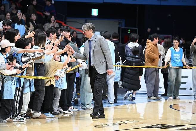경기를 승리로 마친 뒤 팬들과 하이파이브를 하는 손창환 감독. 사진제공=KBL