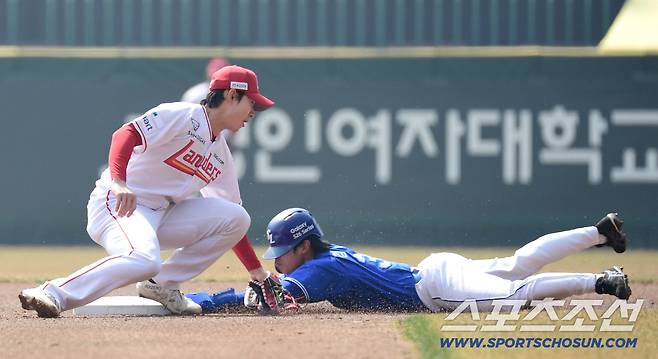 17일 인천 SSG랜더스필드에서 열린 KBO리그 SSG와 삼성의 경기. 1회초 2루 도루 성공시키는 삼성 김성윤. 인천=송정헌 기자songs@sportschosun.com/2026.03.17/