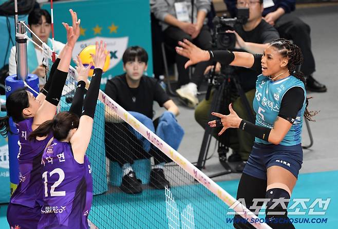 24일 장충체육관에서 열린 V리그 준PO GS칼텍스와 흥국생명의 경기. GS칼텍스 실바가 블로킹을 피해 공격을 시도하고 있다. 장충=박재만 기자 pjm@sportschosun.com/2026.03.24/