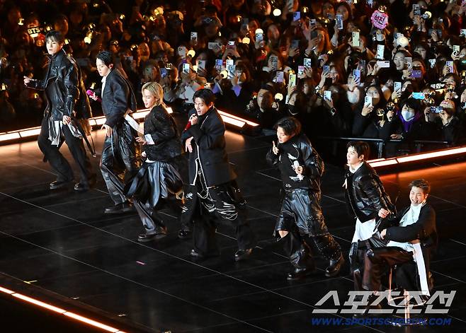 그룹 방탄소년단(BTS)이 21일 서울 광화문 광장에서 'BTS' 컴백 라이브: 아리랑'(BTS THE COMEBACK LIVE ARIRANG)을 펼쳐졌다.  BTS의 RM, 진, 슈가, 제이홉, 지민, 뷔, 정국이 공연을 펼치고 있다. 2026.03.21. 사진공동취재단