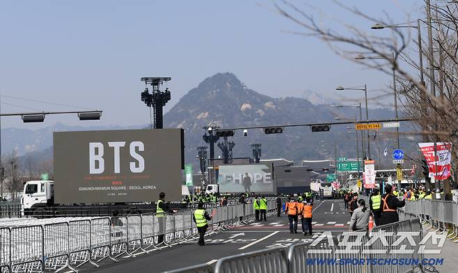그룹 방탄소년단(BTS)이 21일 서울 광화문 광장에서 정규 5집 '아리랑'(ARIRANG) 발매를 기념 'BTS 컴백 라이브: ARIRANG'(BTS THE COMEBACK LIVE｜ARIRANG)를 진행했다. 공연 전 경찰 통제에 따라 질서정연하게 시민들이 통행하고 있다 . 광화문=박재만 기자 pjm@sportschosun.com/2026.03.21/