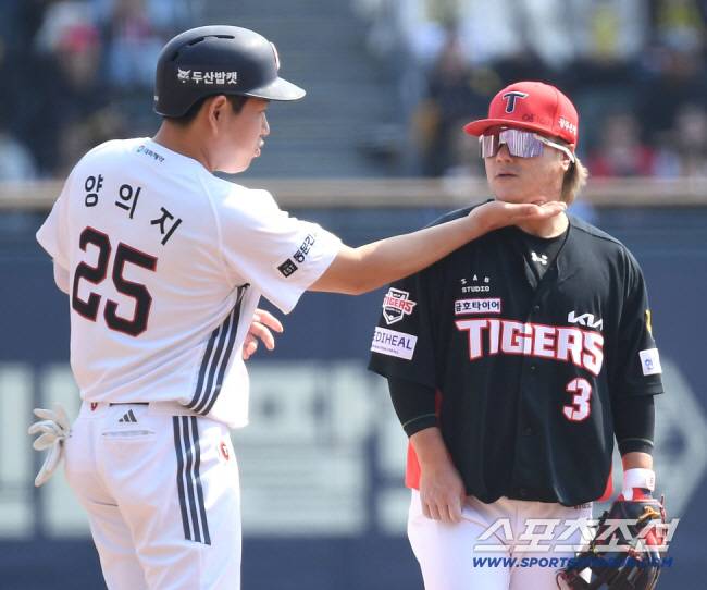 비디오판독 끝에 판정이 세이프로 번복되자 환호하는 양의지. 스포츠조선DB