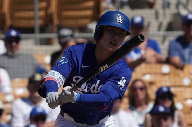Mar 21, 2026; Phoenix, Arizona, USA; Los Angeles Dodgers second baseman Hyeseong Kim (6) hits against the Athletics in the first inning at Camelback Ranch-Glendale. Mandatory Credit: Rick Scuteri-Imagn Images







<저작권자(c) 연합뉴스, 무단 전재-재배포, AI 학습 및 활용 금지>
