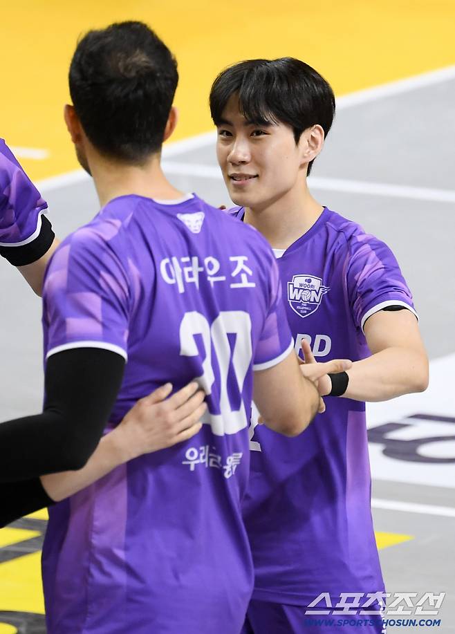 25일 의정부 경민대학교체육관에서 열린 V리그 남자부 준PO KB손해보험과 우리카드의 경기. 우리카드 한태준, 아라우조가 득점 후 환호하고 있다. 의정부=박재만 기자 pjm@sportschosun.com/2026.03.25/