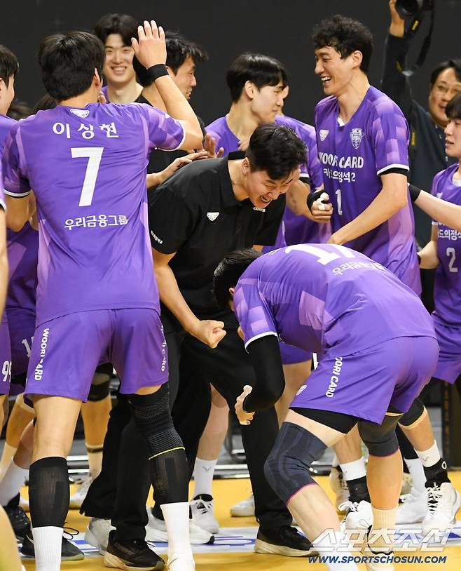 25일 의정부 경민대학교체육관에서 열린 V리그 남자부 준PO KB손해보험과 우리카드의 경기. 승리한 우리카드 선수들과 박철우 감독이 기뻐하고 있다. 의정부=박재만 기자 pjm@sportschosun.com/2026.03.25/