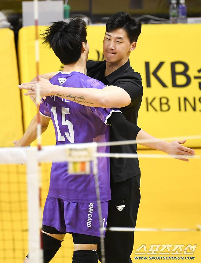 25일 의정부 경민대학교체육관에서 열린 V리그 남자부 준PO KB손해보험과 우리카드의 경기. 우리카드 박철우 감독대행이 이시몬 득점에 환호하고 있다. 의정부=박재만 기자 pjm@sportschosun.com/2026.03.25/