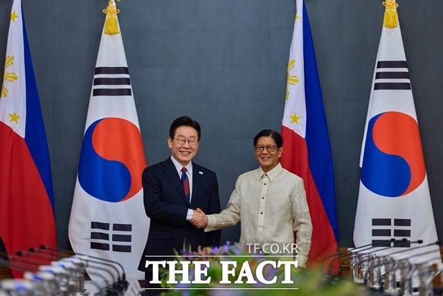 이재명 대통령이 3월 3일(현지시간) 필리핀 마닐라 말라카냥궁에서 페르디난드 로무알데즈 마르코스 주니어 대통령과 확대정상회담을 갖고 기념촬영을 하고 있다. /청와대