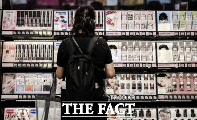 중동 전쟁이 장기화로 사실상 호르무즈 해협이 봉쇄되자 화장품 용기와 포장재에 필요한 나프타 수급에 문제가 생기고 있다. 사진은 소비자가 서울 명동에 위치한 화장품 매장을 둘러보고 있는 모습이다. /뉴시스