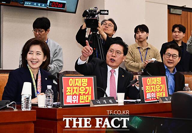 서영교 특위 위원장에게 항의하는 송석준 국민의힘 의원(가운데).