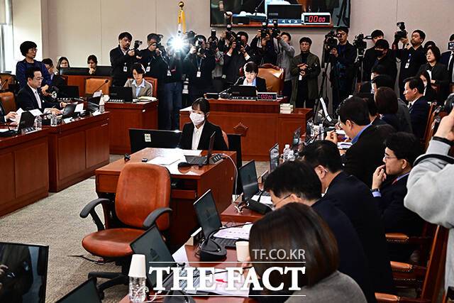 안건 상정하는 서영교 특위 위원장.