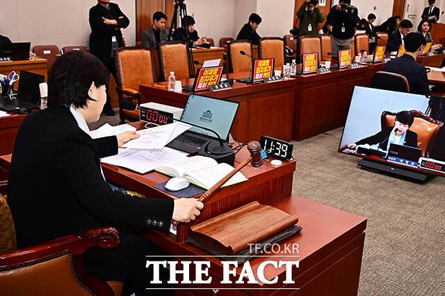 국민의힘 의원들이 퇴장하고 난 뒤 안건 의결하는 서영교 특위 위원장.