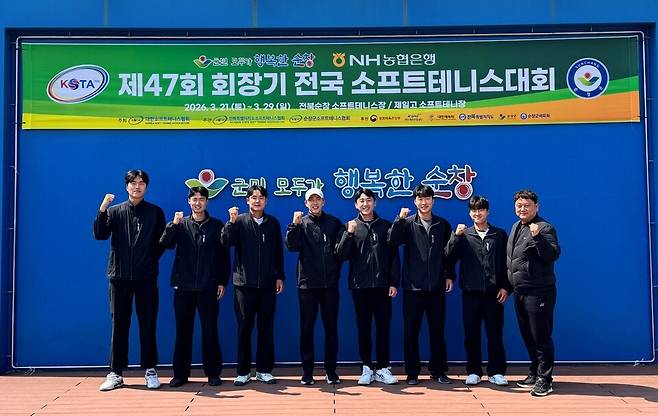 국내 정구 시즌 첫 대회인 회장기에서 3연패를 달성한 순천시청 조성제 신임 감독과 선수. 순천시청 제공