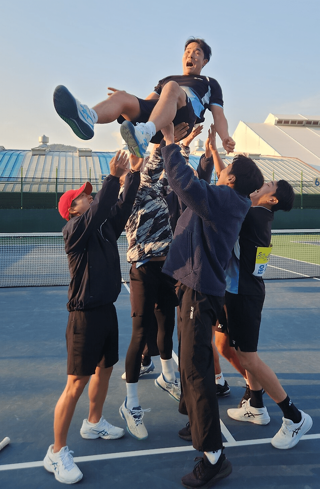 순천시청 선수들이 회장기 3연패 달성 후 기쁨을 나누고 있다. 대한정구협회 제공