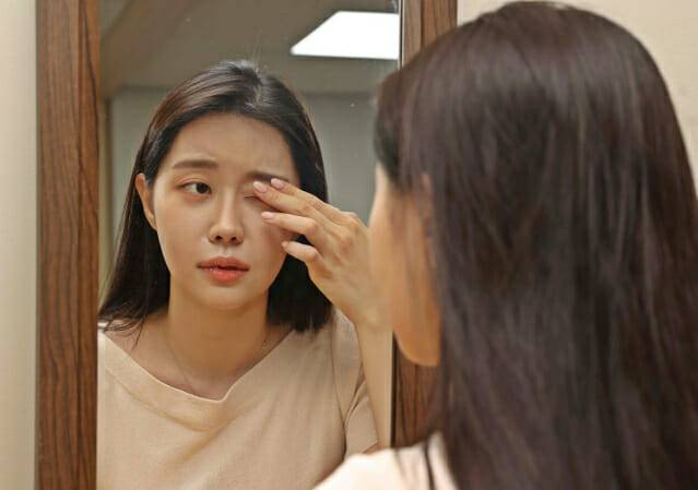 각막은 외부 자극에 가장 먼저 노출되는 부위로, 작은 이물질이나 잘못된 렌즈 사용 등으로 쉽게 손상될 수 있다