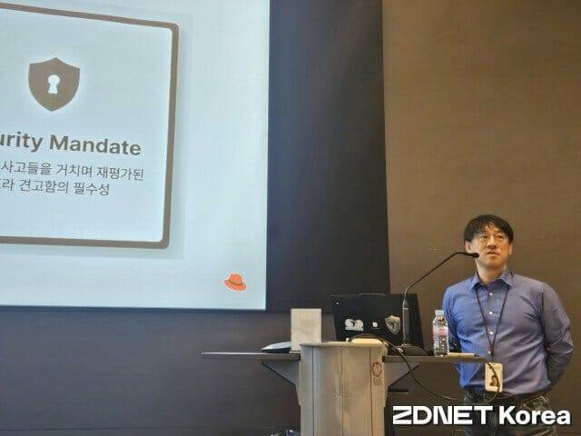 최원영 레드햇 전무가 25일 서울 영등포구에서 열린 제로 CVE를 위한 대응 전략 미디어 간담회에서 발표하고 있다. (사진=지디넷코리아)