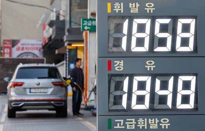 최근 서울 시내 한 주유소에 휘발유, 경유 등 유가 정보가 표시된 모습. /뉴스1