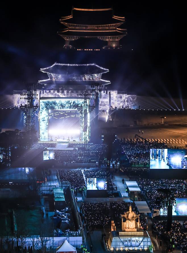 2026년 3월 21일 서울 종로구 광화문광장에서 방탄소년단(BTS) 컴백 공연이 열리고 있다. 이날 BTS는 정규 5집 ‘아리랑’의 타이틀곡 ‘SWIM’을 비롯한 신곡 무대를 선보였다. 미디어파사드 조명이 비친 광화문과 경복궁, 무대 위 BTS, 세종대왕 동상이 한 화면에 담겼다. / 고운호 기자