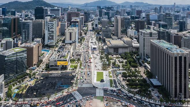 2022년 8월 5일 오후 서울 광화문광장에서 재개장을 하루 앞두고 막바지 공사가 진행되고 있다. 광화문광장은 1년 9개월간의 재구조화 공사를 거쳐 다음 날인 8월 6일 총면적 4만300㎡ 규모의 공원형 광장으로 다시 문을 열었다. 드론 비행 및 촬영은 사전 허가를 받아 진행했다. / 고운호 기자