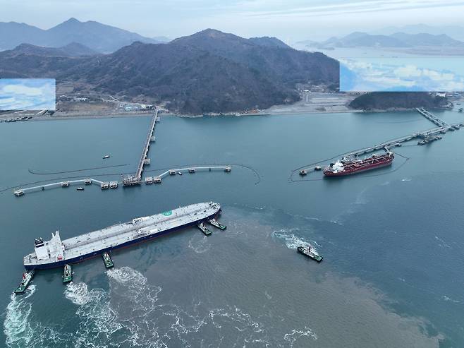 한국석유공사 여수비축기지에 UAE 아부다비 국영석유사(ADNOC)의 원유 200만 배럴이 입고되는 모습. / 한국석유공사 제공