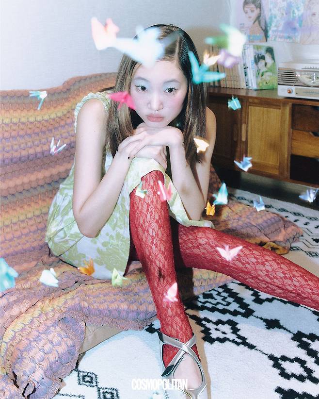 플라워 드레스 89만원 Onitsuka Tiger. 레깅스 28만원 YCH. 실버 플랫 슈즈 98만5천원 The Attico.