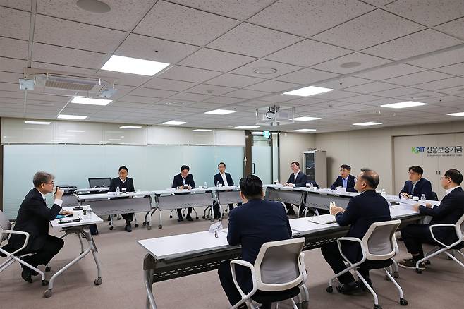 신용보증기금은 25일 중동 전쟁 장기화가 우려됨에 따라 피해 기업의 상황을 점검하고 대응 경과를 공유키 위한 '중동 상황 긴급 점검회의'를 개최했다. 신용보증기금 충청영업본부 제공