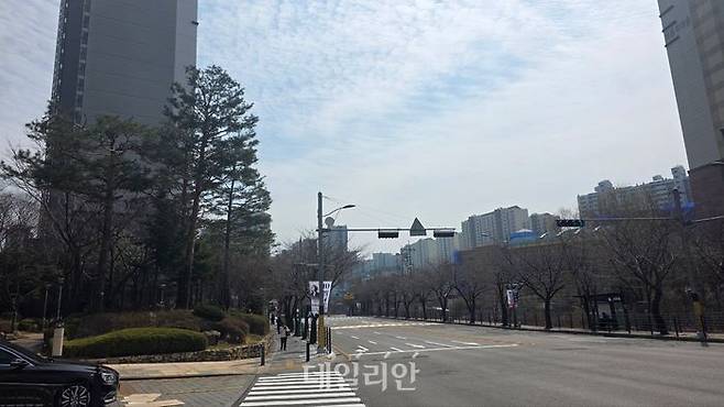 경기도 용인 수지구 성복동 ‘성복센트럴자이’ 앞에서 바라 본 성복동 전경. 주민들은 성복동에 역이 신설되면 인근 단지 주민들이 신분당선 성복역을 빠르게 오갈 수 있다고 기대하고 있다. ⓒ데일리안 이수현 기자