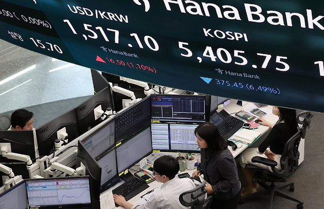 최근 환율 변동성이 커진 가운데 환헤지 ETF와 환노출 ETF 수익률의 희비가 엇갈리고 있다. 이달 23일 서울 중구 하나은행 본점 딜링룸 현황판에 원·달러 환율 등이 표시돼 있다. ⓒ연합뉴스