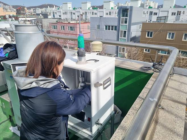 인천시 보건환경연구원 소속 김민주 연구사가 올해 2월 주거밀집 지역인 인천 남동구 구월동에서 미세플라스틱 오염도 측정을 위한 시료를 채취하고 있다. 인천시 보건환경연구원 제공