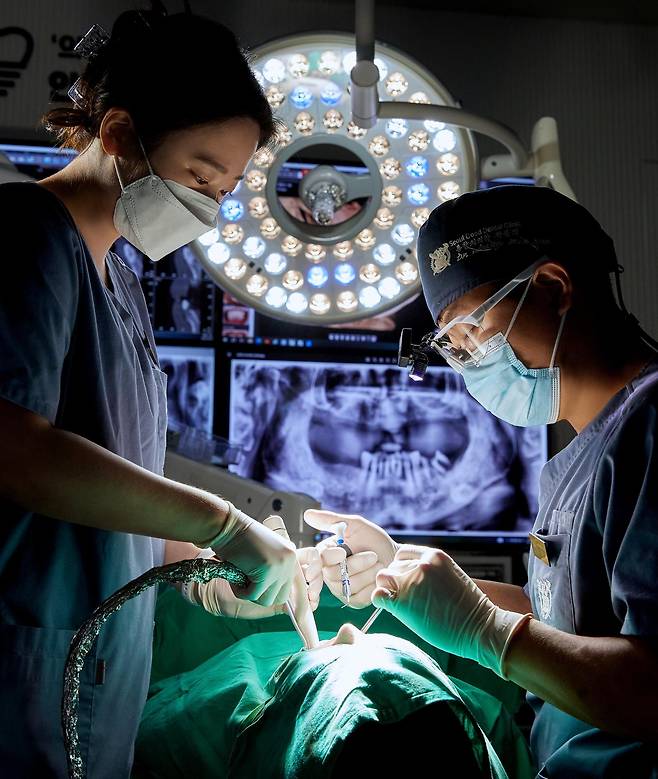 강민우 숙면치과 네트워크 대표가 ‘의식하 진정법’으로 환자를 치료하고 있다. 숙면의기적 제공